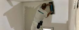 Gipser Arbeiter an der Wand